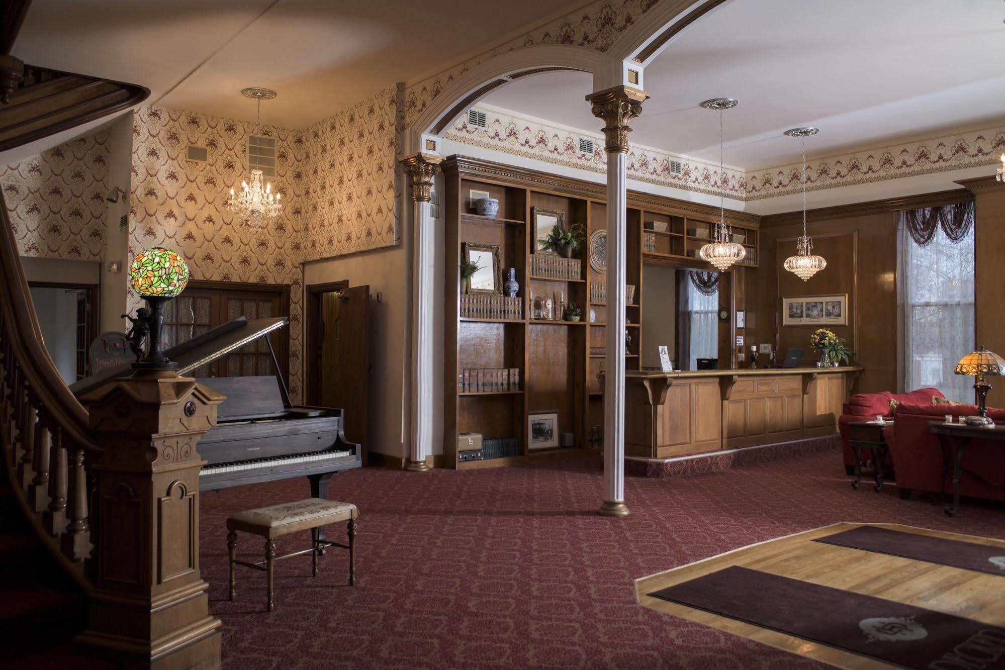 Decker Hotel & Bar Maquoketa エクステリア 写真