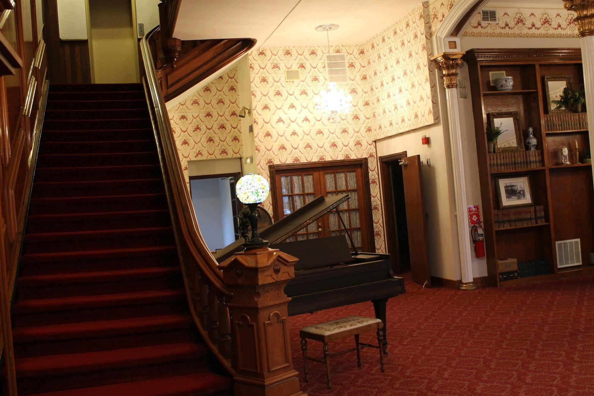 Decker Hotel & Bar Maquoketa エクステリア 写真