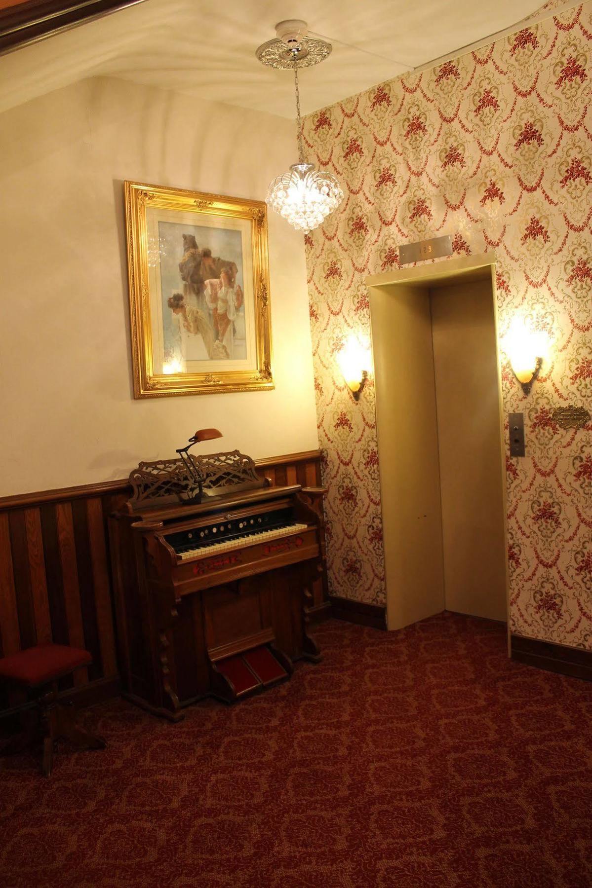 Decker Hotel & Bar Maquoketa エクステリア 写真