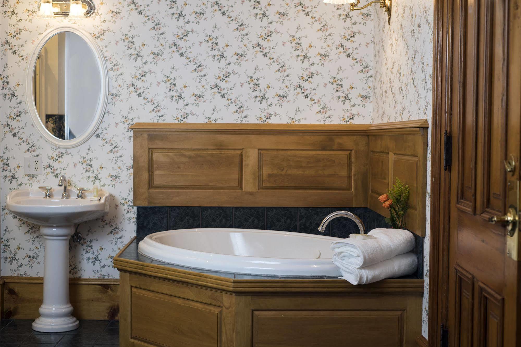 Decker Hotel & Bar Maquoketa エクステリア 写真