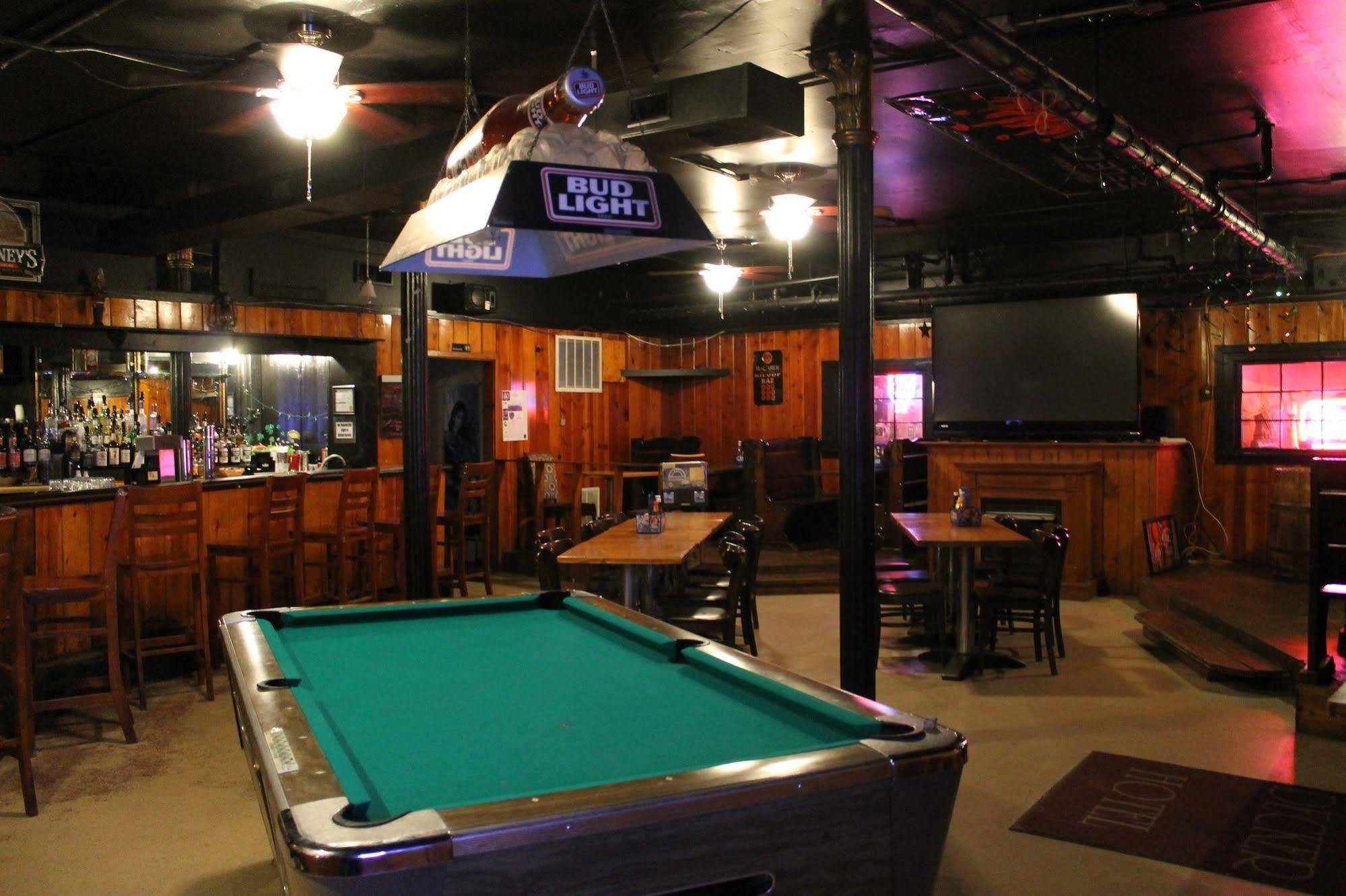 Decker Hotel & Bar Maquoketa エクステリア 写真